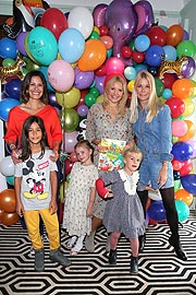 Authorin Stefanie Wirnshofer mit Tochter Annalena bei der Vorstellöung von "Die Buntis im Zoo"bei der Vorstellöung von "Die Buntis im Zoo" (Photo Gisela Schober/Getty Images für Nickis.com) 